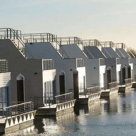 Schwimmendes Haus 24 Botel 5*