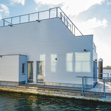 Schwimmendes Haus 24 Botel 5*